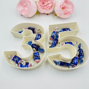 Bandeja rellenable con letras de 6,5" Caja para caramelos Número vacío para decoraciones de mesa de cumpleaños Caja de letras hueca Decoración de baby shower con flores artificiales