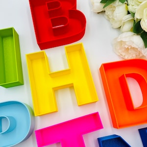 Buzón vacío rellenable de 6,5", letras de molde autoportantes para decoración, letras con iniciales de nombre de bebé, bandeja con flores artificiales