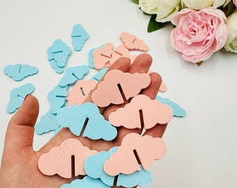 Peut inclure: Un ensemble de porte-cartes de table en forme de nuage de couleur bleu clair et rose. Les porte-cartes de table sont en papier texturé et ont une fente au milieu pour insérer un carte de table.