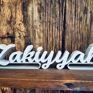 Letrero de mesa independiente personalizado con nombre, decoración con nombre de familia para recién casados, decoración con nombre de bebé personalizado, letrero de estante para guardería para dormitorio de niños