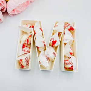 Buzón vacío rellenable de 6,5", letras de molde autoportantes para decoración, letras con iniciales de nombre de bebé, bandeja con flores artificiales