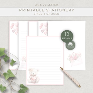 Può includere: Set di cancelleria stampabile con carta a righe e non, con un bordo rosa tenue. Il design include cuori e decorazioni floreali, un orsacchiotto con un cuore e il testo "PRINTABLE STATIONERY". Include 12 modelli.