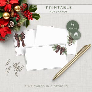 Puede incluir: Un conjunto de tarjetas de notas imprimibles con 6 diseños de motivos navideños como lazos de cuadros, campanas y ramas de pino. Las tarjetas son blancas con bordes negros finos. Incluye un bolígrafo dorado y clips plateados. Texto: PRINTABLE NOTE CARDS, 6 DESIGNS, PRINTABLE, 3,5x2 CARDS IN 6 DESIGNS.