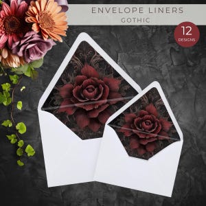 Puede incluir: Dos sobres blancos con diseños florales de color rojo oscuro. Los sobres están abiertos para revelar los forros. Los forros presentan una rosa roja oscura sobre un fondo negro con detalles intrincados. El texto "ENVELOPE LINERS GOTHIC 12 DESIGNS" es visible en la esquina superior derecha de la imagen.
