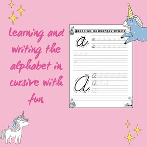 Può includere: Sfondo rosa con il testo "Imparare e scrivere l'alfabeto in corsivo con divertimento". Un foglio bianco mostra esempi della lettera "a" in corsivo. Illustrazioni di unicorni e stelle decorano l'immagine.