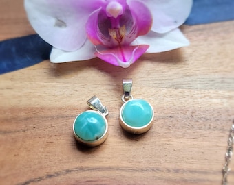 Collar con colgante de larimar en plata de ley con auténtica piedra preciosa azul dominicana, joyería minimalista oceánica.