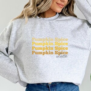 パンプキン スパイス ラテ、パンプキン スウェットシャツ、秋スウェットシャツ、パンプキン スパイス、感謝祭スウェットシャツ、秋コーヒー T シャツ、秋シャツ、コーヒー ラバー シャツ