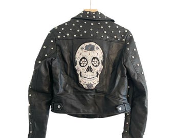 Nitad bikerjacka i konstläder – Sockerskallebroderi, bohemisk chic stil