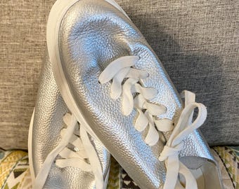 Zapatillas Sam Edelman Poppy de piel metalizada plateada – Talla 9.5 M para mujer