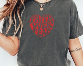 Camiseta cristiana "Fe por encima del miedo", basada en la fe, colores cómodos, estilo vintage, regalo para el Día de la Madre para una mamá cristiana.