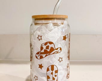Copa de cristal con forma de sombrero, botas de vaquero y vaquera, vaso para café helado del lejano oeste con tapa y pajita, copa para cóctel, cerveza, vaquera y campestre.