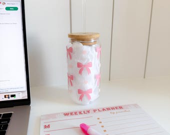 Vaso de vidrio con lazo rosa y corazones, 20 oz, con tapa de bambú y pajita.