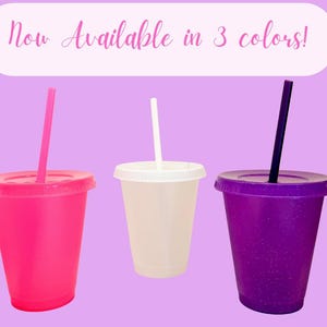 Puede incluir: Tres vasos de pl&aacute;stico con tapas y pajitas en rosa, blanco y morado. La imagen incluye el texto "Now Available in 3 colors!" sobre un fondo lila claro.