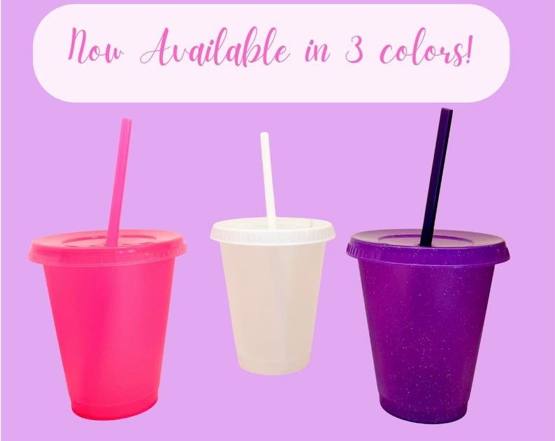 Puede incluir: Tres vasos de pl&aacute;stico con tapas y pajitas en rosa, blanco y morado. La imagen incluye el texto "Now Available in 3 colors!" sobre un fondo lila claro.