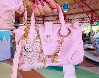 Llavero acrílico de taza de té de Minnie y Daisy Besties: Charm para bolso de Disney