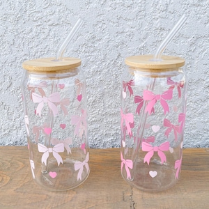 20 oz glass cup with bamboo lid and glass straw: pink coquette bows and hearts.