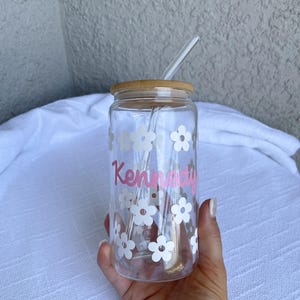Personalisierte Floral Iced Coffee Glastasse mit Bambus Deckel & Strohhalm