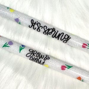 Penna gel glitterata InkJoy Spring Tulip, regalo fatto a mano, penna floreale "It's Spring" o "Grow & Bloom" Tulip, regalo per insegnanti, regalo per coinquilini, regalo di Pasqua