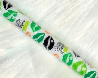 St. Patrick's Day Kiss Me InkJoy Gel Glitter Lucky Irish Mitbewohner Geschenk St. Paddy's Day Kiss Me Lippendruck mit vierblättrigem Kleeblatt