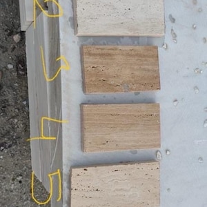 Voorbeeld travertijn: natuursteentegel (5 x 5 inch)