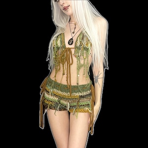 Puede incluir: Conjunto de dos piezas de ganchillo en tonos verdes, marrones y dorados. La parte superior es de estilo halter con flecos y detalles de cuentas. Los pantalones cortos tienen cintura con cordón y flecos a juego. El conjunto es artesanal y tiene una estética bohemia.