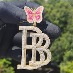 Colgante con letras personalizadas "BB" y enganche de mariposa, colgante de diamantes de moissanita VVS, colgante con busto hacia abajo con letras personalizadas, joyería de diamantes