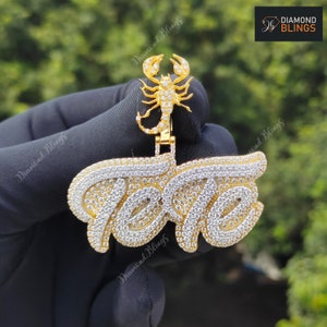 Colgante personalizado con circonita cúbica "Te Te" y fianza de escorpión, colgante de diamantes de moissanita VVS con busto hacia abajo, colgante de letra personalizado, joyería de diamantes