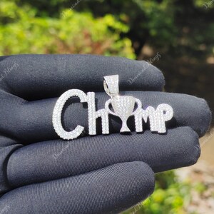 Colgante de diamantes de moissanita VVS personalizado con fianza "Champ", joyería de diamantes en oro y plata, colgante con busto hacia abajo para él y para ella