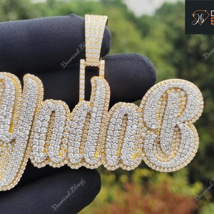 Colgante de moissanita con nombre personalizado, colgante de moissanita VVS con busto hacia abajo, colgante de hip hop con acabado helado para él y para ella
