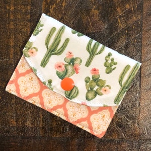 CACTUS EN FLOR - Mini billetera / Billetera pequeña de tela / Billetera para tarjetas / Billetera de viaje / Billetera con dos bolsillos / Billetera minimalista