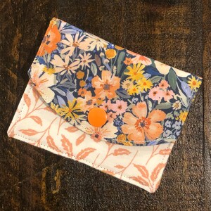 FLORES DE ALBARICOQUE - Mini billetera / Billetera pequeña de tela / Billetera para tarjetas / Billetera de viaje / Billetera con dos bolsillos / Billetera minimalista