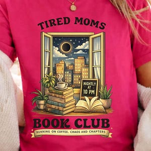 Può includere: Un cartello in legno rustico con la scritta "Welcome to our home" in lettere bianche. Il cartello presenta una finitura invecchiata e un design semplice e invitante, perfetto per un portico o un ingresso.