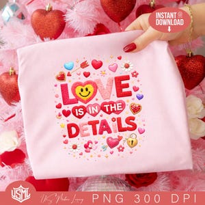 Może przedstawiać: Jasnoróżowa tkanina z napisem "LOVE IS IN THE DETAILS" w czerwonych literach, otoczona grafikami serc i kwiatów. Projekt zawiera żółte serce ze smiley'em i złotą kłódkę. Obraz jest do pobrania cyfrowo.