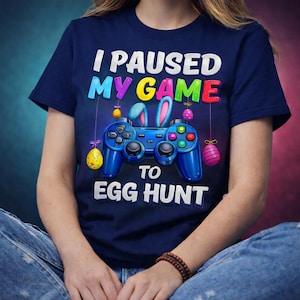 Puede incluir: Un juego de tres tazas de cerámica con un acabado moteado y mate. Las tazas son en tonos crema, gris claro y gris oscuro. Cada taza tiene un diseño simple y minimalista, ideal para café o té.