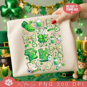 Op de afbeelding: Een crèmekleurige draagtas met een St. Patrick's Day-ontwerp, met medische symbolen en groene klavers. De illustraties omvatten scrubs, stethoscopen en medische benodigdheden. De tas wordt vastgehouden door een persoon met rode nagellak.