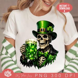 Op de afbeelding: Wit T-shirt met een skeletfiguur met een groene hoge hoed, vlinderdas en jas, met een groene bierpul. Het ontwerp bevat een klavertjevier en de woorden "INSTANT DOWNLOAD".