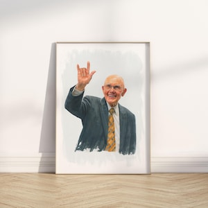 Könnte beinhalten: Gerahmtes Aquarellporträt eines lächelnden, glatzköpfigen Mannes mit Brille, dunklem Anzug und gemusterter Krawatte. Er hebt seine rechte Hand in einer Geste. Das Kunstwerk lehnt an einer weißen Wand auf einem Holzboden.