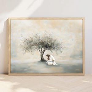 以下が含まれることがあります： 白いローブを着た人が頭を下げて祈りを捧げている絵画。その人は、薄い茶色の幹を持つ緑色のオリーブの木に囲まれている。背景は、柔らかな薄い青と白である。