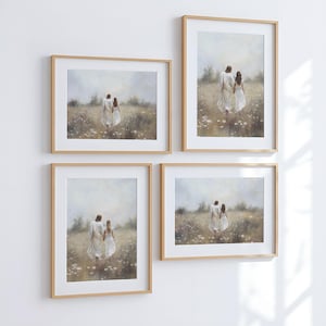 Könnte beinhalten: Vier gerahmte Kunstdrucke mit einer ruhigen Szene von zwei Figuren, die durch ein Feld mit Wildblumen gehen. Die Drucke haben einen hellen Holzrahmen und ein weißes Passepartout. Das Kunstwerk zeigt eine Person in weißen Gewändern, die die Hand einer anderen Person in einem weißen Kleid hält.