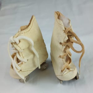 Altes Paar Puppen Rollschuhe