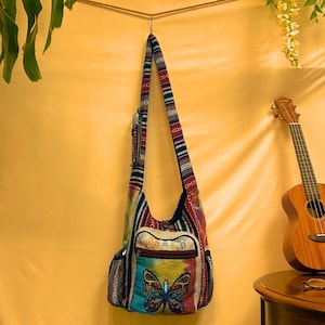 Sac à bandoulière fait main en coton de chanvre avec motif papillon et champignon, cadeau boho hippie durable, multi-compartiments et respectueux de l'environnement
