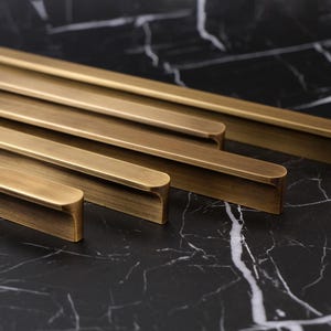 Puxadores minimalistas vintage em latão maciço com acabamento dourado escovado para armários de cozinha, gavetas, guarda-roupas e cômodas. Estilo moderno de fazenda.