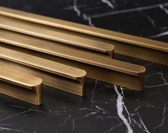 Tiradores minimalistas de estilo vintage en latón macizo, acabado dorado cepillado, ideales para cocina, cajones, armarios, cómodas y muebles de estilo rústico moderno.
