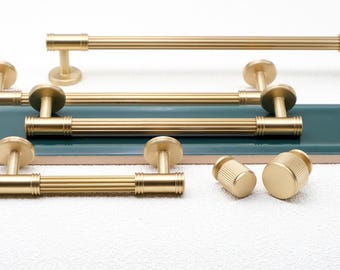 Moderne klassische Schrankbeschläge, geriffelte Messingschrankgriffe, geriffelte Messinggriffe, goldfarbene Messinggriffe, Messingknöpfe und Knäufe