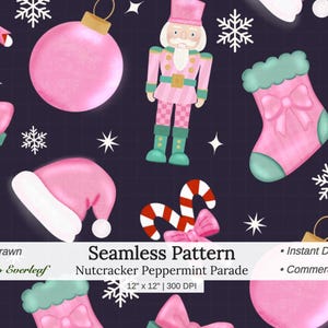 Può includere: Un motivo senza cuciture con schiaccianoci rosa, palline rosa, calze rosa con risvolti verde acqua, bastoncini di zucchero e fiocchi di neve bianchi su sfondo scuro. Testo: Hand-drawn Seamless Pattern Nutcracker Peppermint Parade 30,48 cm x 30,48 cm | 300 DPI.