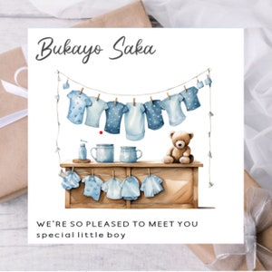 carte personnalisée bébé garçon | Vêtements bébé bleus Carte Bienvenue dans le monde pour petit-fils | Nom et date de naissance du bébé | Papier cartonné haut de gamme
