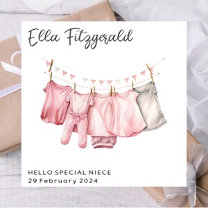 Tarjeta personalizada para bebé recién nacido / Tarjeta con ropa de bebé rosa / Tarjeta de bienvenida al mundo para bebé niña recién nacida / Nombre del bebé, fecha de nacimiento / Cualquier texto