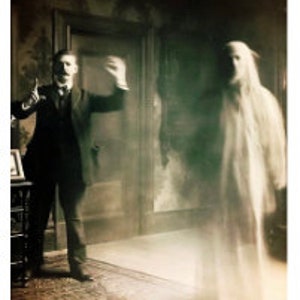 Puede incluir: Un hombre con traje se encuentra en una habitación con una figura translúcida detrás de él. La figura lleva una túnica blanca y parece flotar.