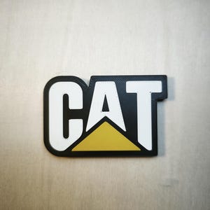 Pu&ograve; includere: Una tazza di ceramica bianca con manico nero e la scritta "But First, Coffee" in grassetto nero. La tazza &egrave; su una superficie bianca. La tazza &egrave; alta circa 10 cm.