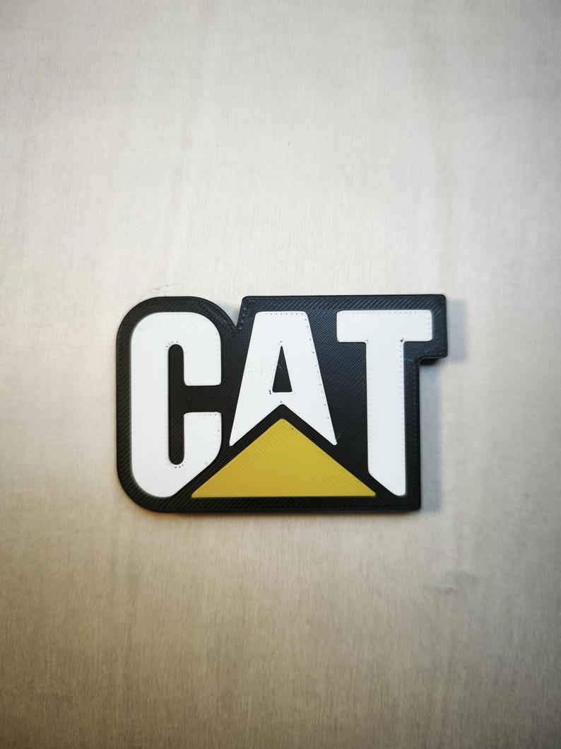 Pu&ograve; includere: Una tazza di ceramica bianca con manico nero e la scritta "But First, Coffee" in grassetto nero. La tazza &egrave; su una superficie bianca. La tazza &egrave; alta circa 10 cm.